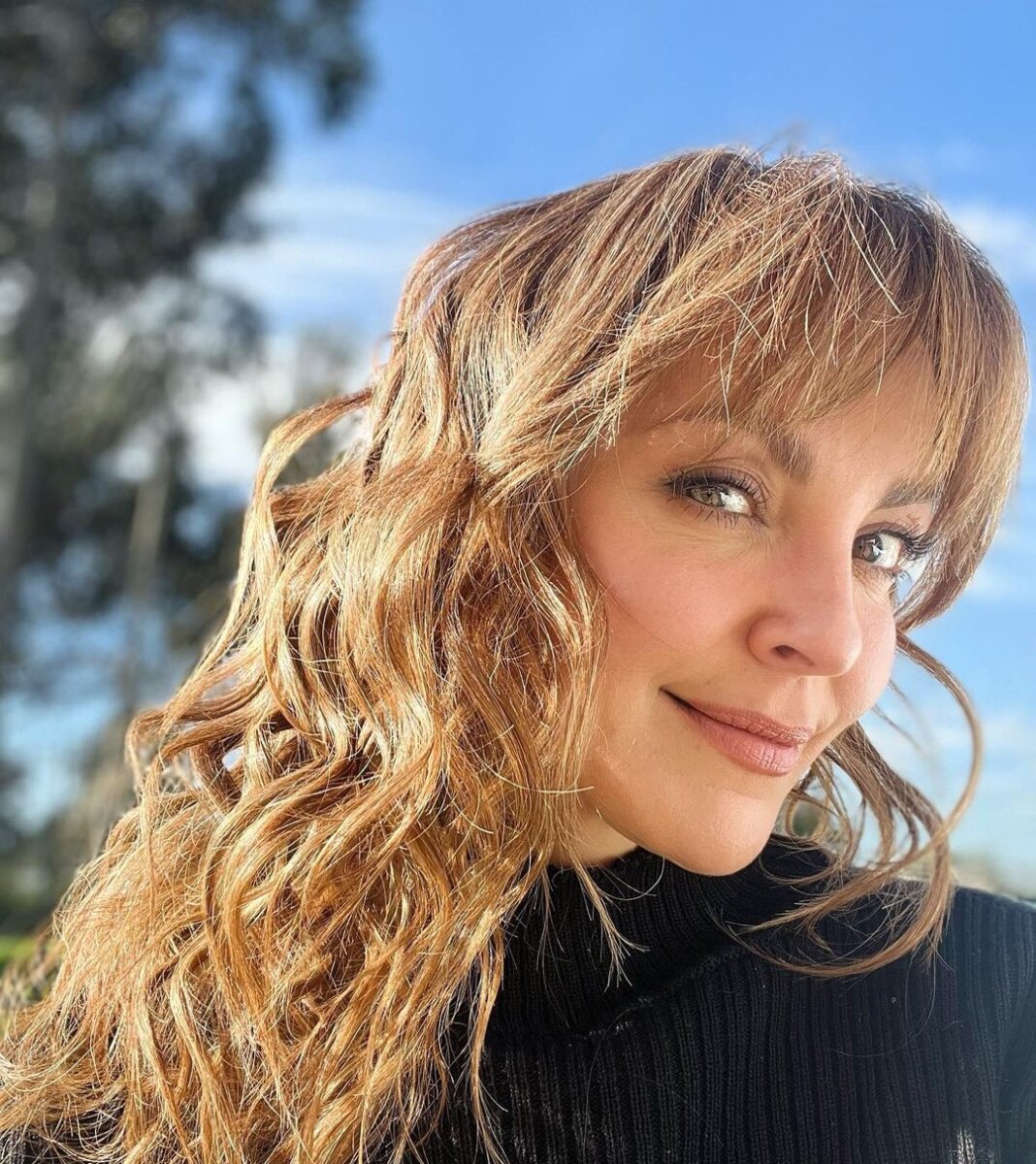 EN VIDEO: ¡Qué arriesgada! Carolina Gómez sorprendió con su cambio de look La actriz Carolina Gómez dejó a un lado el cabello largo.