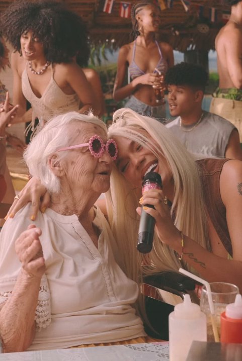 EN VIDEO: ¡Qué belleza! Inesita tuvo emotivo encuentro con Karol G y sale en su nuevo video La popular abuelita Inesita también montó por primera vez en avión y conoció el mar.