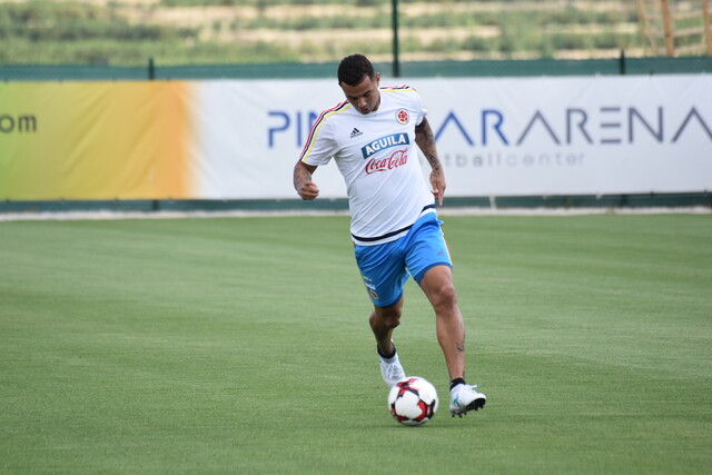 Dispararon contra Edwin Cardona y su familia en un intento de hurto Los delincuentes, que iban en moto, dispararon contra el carro del futbolista. Las autoridades no reportaron personas lesionadas en el hecho.