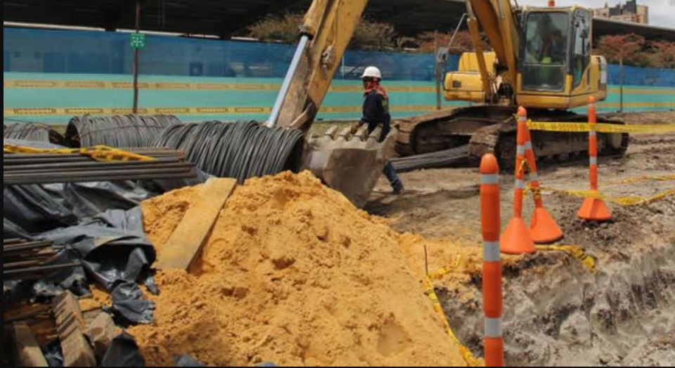 El IDU se pronunció sobre los retrasos en obras en el sector de El Danubio Usuarios de TransMilenio del portal Usme se vieron afectados esta mañana por el bloqueo que hizo un grupo de personas, que denuncian retrasos de las obras desde Molinos hasta el portal.