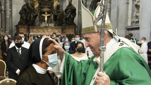 El Papa pide a sacerdotes tener una iglesia de “puertas abiertas” 1 El Papa pide a sacerdotes tener una iglesia de “puertas abiertas” En la ceremonia que ha presidido en la basílica de San Pedro del Vaticano, ante más de 5.500 fieles y en presencia de una delegación del Patriarcado de Constantinopla, el Papa ha instado a que "en vísperas del año jubilar" la iglesia se detenga a pensar ante "la imagen de la puerta".