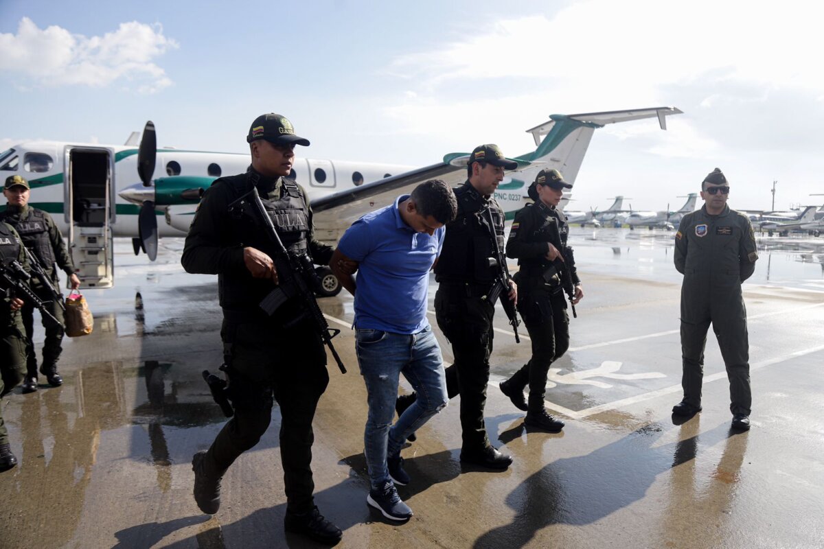 'El Salomón' ya está en Bogotá: este es su prontuario delictivo En la tarde de este sábado aterrizó en Catam el avión que transportaba, desde el Casanare, a unos de los cabecillas del 'Tren de Aragua'. Sus actividades criminales se centraban en las localidades de Kennedy, Bosa, Chapinero, Ciudad Bolívar y Rafael Uribe Uribe.