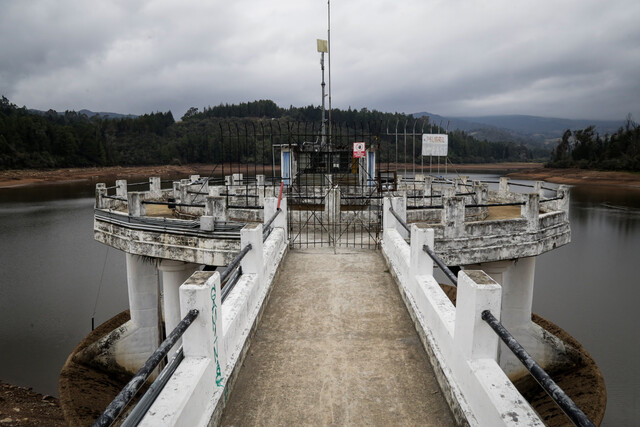 El problema del agua en Bogotá requiere medidas drásticas: Defensoría del Pueblo La Administración Distrital dio a conocer, el pasado 25 de junio, el nuevo esquema de racionamiento de agua en Bogotá debido a que hay una mejoría constante en el nivel de los embalses del sistema Chingaza.