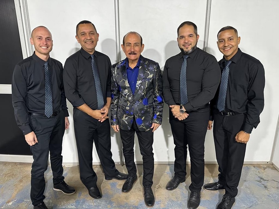 Charlie Aponte cantará lo mejor de su repertorio en el 'Vive la Salsa' de Bogotá 1 Charlie Aponte cantará lo mejor de su repertorio en el 'Vive la Salsa' de Bogotá Charlie Aponte, el exvocalista de ‘El Gran Combo de Puerto Rico’, llega este viernes al parque Simón Bolívar para cantar sus mejores éxitos. El salsero, en entrevista con Q'HUBO, reveló cómo será el evento y habló de sus nuevos lanzamientos.