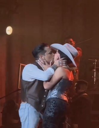 "Elijo alejarme": Cazzu reaccionó a la relación de Nodal con Ángela Aguilar 1 "Elijo alejarme": Cazzu reaccionó a la relación de Nodal con Ángela Aguilar Tras conocerse el candente beso entre Christian Nodal y Ángela Aguilar en pleno concierto, Cazzu habló al respecto.