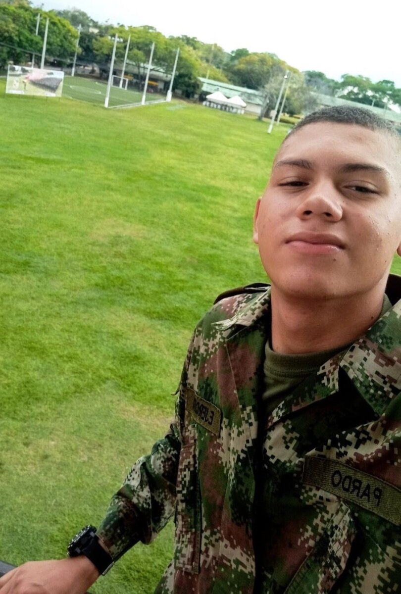 Encontraron a soldado con un tiro en la cabeza dentro de un batallón 1 Encontraron a soldado con un tiro en la cabeza dentro de un batallón Al cabo tercero Francisco José Pardo fue hallado sin vida dentro de una habitación del batallón de Facatativá. El Ejército abrió investigación para aclarar el hecho.