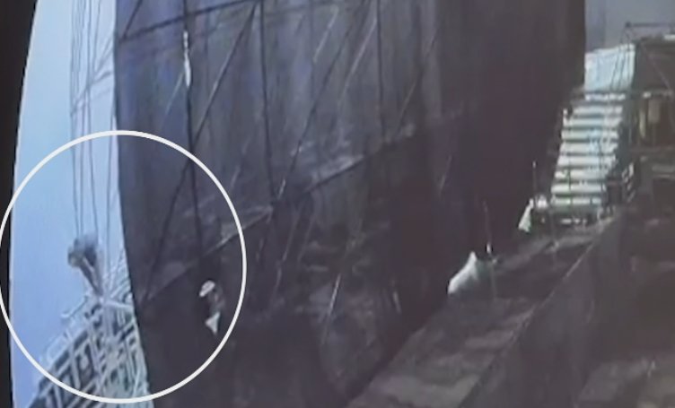 Estos son los videos que revelan los últimos minutos de vida de Carlos David Ruiz en Corferias 2 Estos son los videos que revelan los últimos minutos de vida de Carlos David Ruiz en Corferias Por fin se conocieron los videos de las cámaras de seguridad de Corferias que revelan lo sucedido antes de la muerte del joven Carlos David Ruiz.