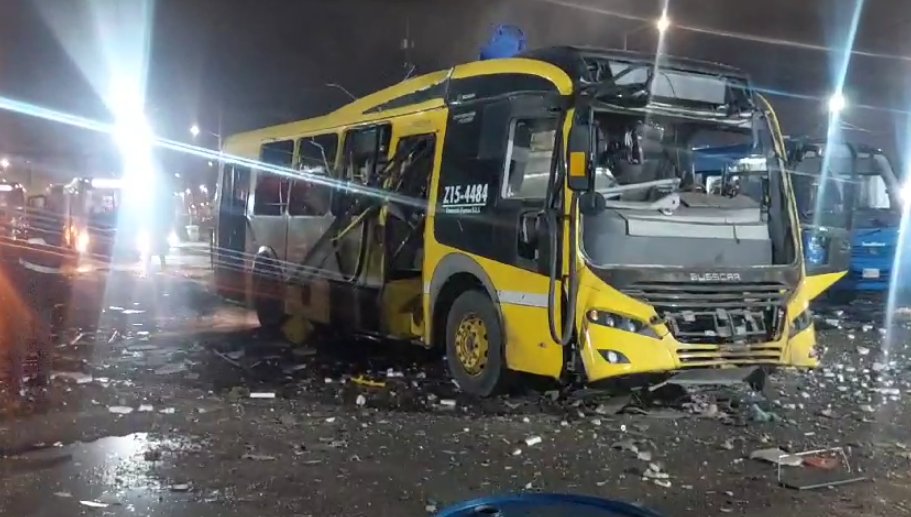 Explosión de bus de Sitp dejó 7 carros destruidos en Bosa Una fuerte explosión se registró la madrugada de este miércoles al interior de un patio de buses de Sitp ubicado en Bosa. Siete carros resultaron destruidos.