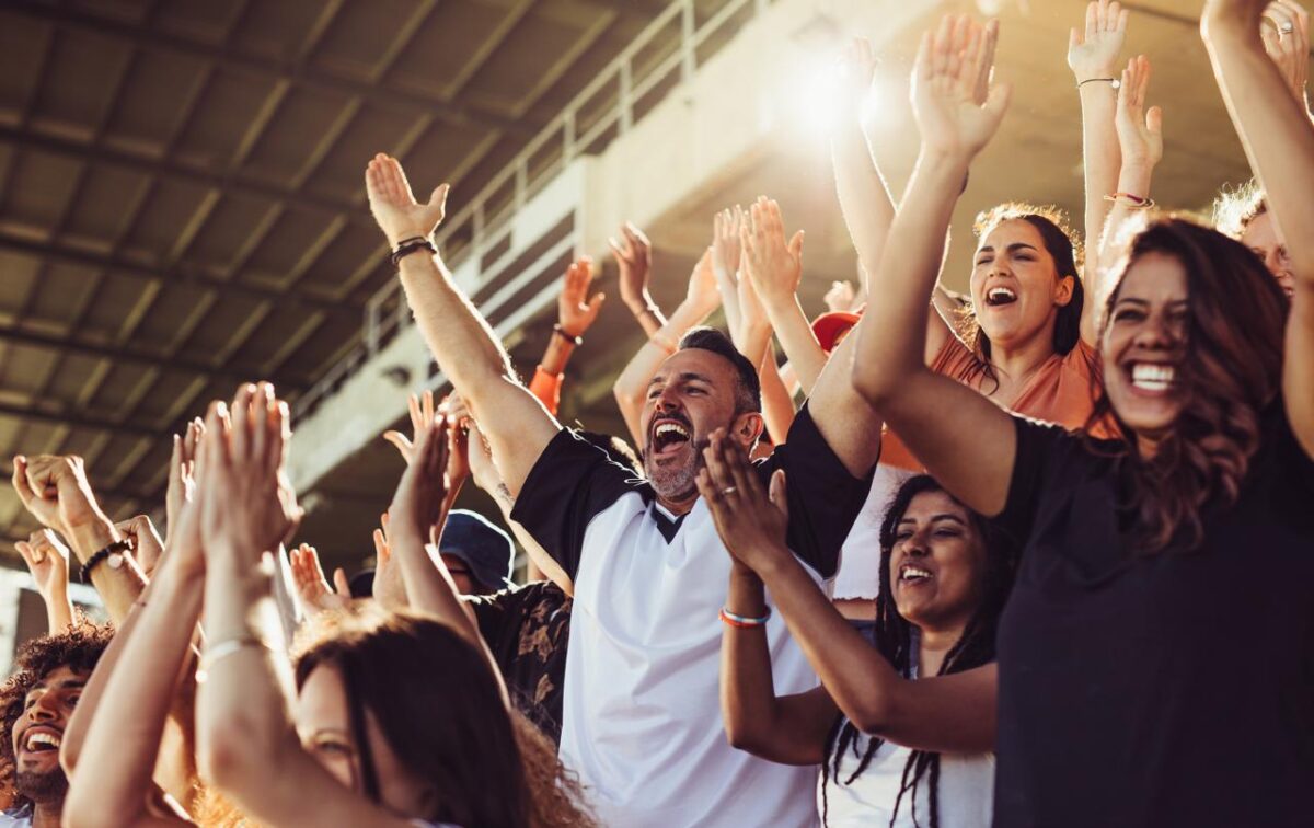 ¿Qué consume el colombiano cuando ve fútbol? Este estudio lo explica Por esta época, en la que se disputa la Copa América, se registra un amento en el consumo de plataformas digitales, tanto para ver los partidos, informarse y hasta pedir domicilio. Le cotamos.