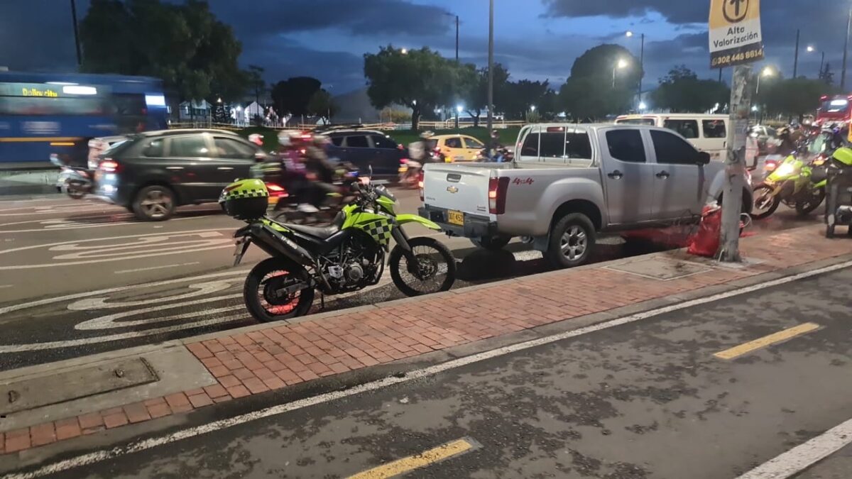 Familia clama justicia por el homicidio de Juan Camilo en Puente Aranda 2 Familia clama justicia por el homicidio de Juan Camilo en Puente Aranda La familia Juan Camilo Navarrete denuncia que el hombre presuntamente perdió la vida tras recibir un disparo por parte de un policía, el pasado lunes, en medio de un acto de intolerancia. El supuesto agresor fue capturado, pero los allegados esperan que el caso no quede impune.