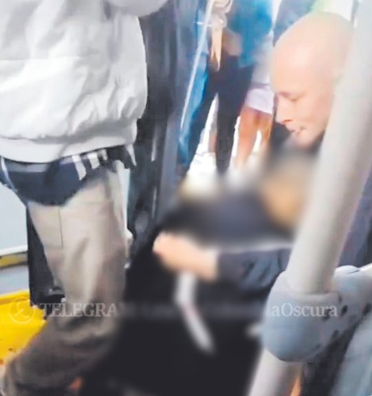 Familia de joven asesinado en estación de TransMilenio revela nuevos detalles del homicidio Desconsolados se encuentran los familiares de Alejandro León, un joven de 30 años que fue asesinado en medio de un hurto en la estación de TransMilenio Molinos, la noche del domingo. En medio del dolor, sus dolientes piden a las autoridades que capturen al responsable y se haga justicia.