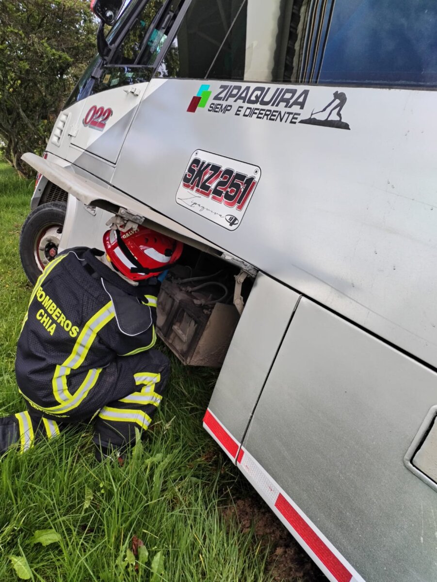Fuerte accidente de un bus sobre la autopista norte A la altura del puente peatonal de la variante de Chía, en el sector de La Caro, al parecer el conductor de un bus intermunicipal perdió el control del bus.