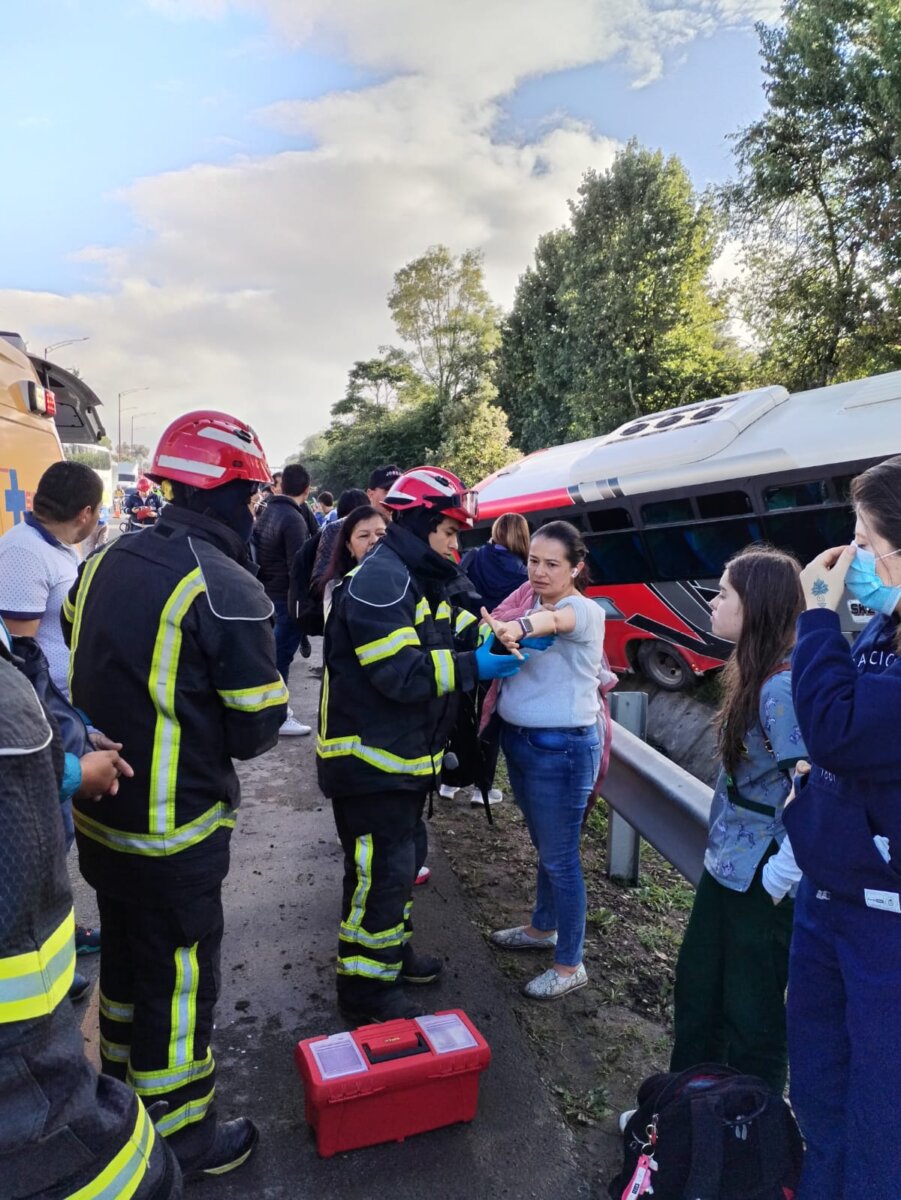 Fuerte accidente de un bus sobre la autopista norte A la altura del puente peatonal de la variante de Chía, en el sector de La Caro, al parecer el conductor de un bus intermunicipal perdió el control del bus.