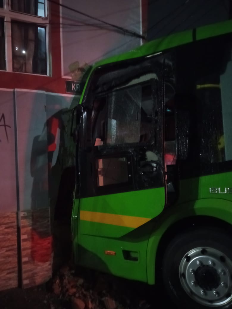 Fuerte choque de un bus del Sitp contra una vivienda en San Cristóbal 2 Fuerte choque de un bus del Sitp contra una vivienda en San Cristóbal En horas de la madrugada de este martes, un fuerte estruendo interrumpió el sueño de los habitantes del barrio Guacamayas de la localidad de San Cristóbal, el cual fue producto del inesperado choque de un bus contra una vivienda del sector.