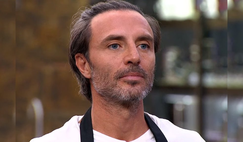 “Ganó Colombia”: Camilo Sáenz fue el primer eliminado de ‘MasterChef’ El actor no logró impresionar a los jueces con su plato durante el reto de eliminación. En redes no lo bajan de petulante.