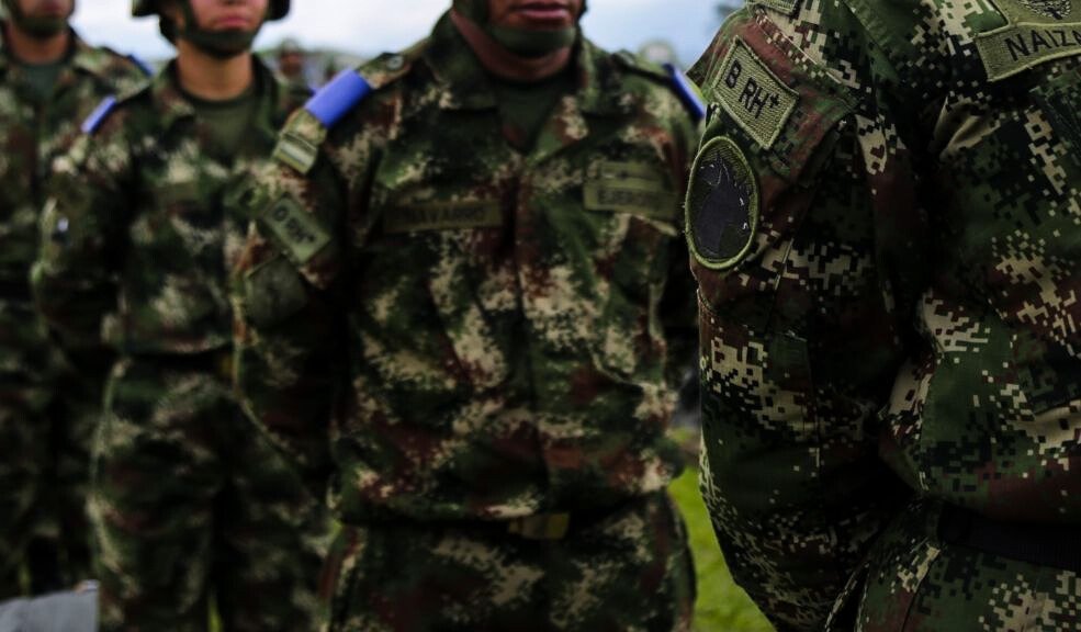General usaba a soldados para labores de su hogar El general Oliveiro Pérez Mahecha, en el ojo del huracán tras filtración de unos chats, audios y videos en el que se evidencia que ponía a sus soldados a hacerle el oficio de su casa.