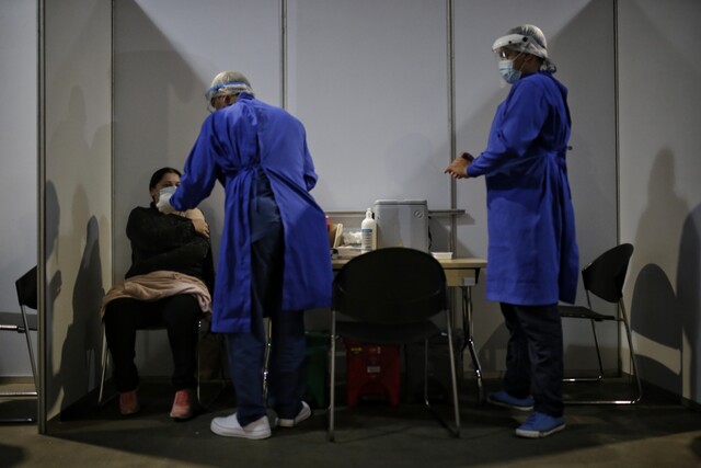 Gobierno lanzó decreto para garantizar servicio a pacientes de EPS liquidadas En medio de la crisis de las EPS, en donde varias de ellas han expresado su decisión de ser liquidadas, como lo es el caso de Sura, EPS Bolívar o Compensar, el Gobierno Nacional expidió un decreto para garantizar la prestación de los servicios de sus usuarios.