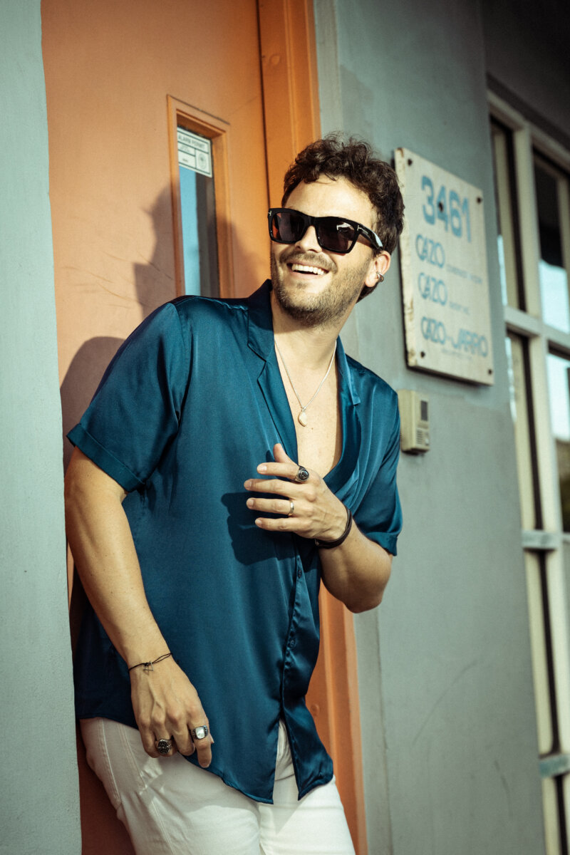 Gusi, le canta al amor y a sus raíces 1 Gusi, le canta al amor y a sus raíces En Q'HUBO hablamos con Gusi sobre ‘Monte adentro’, su nuevo trabajo musical que celebra sus raíces.
