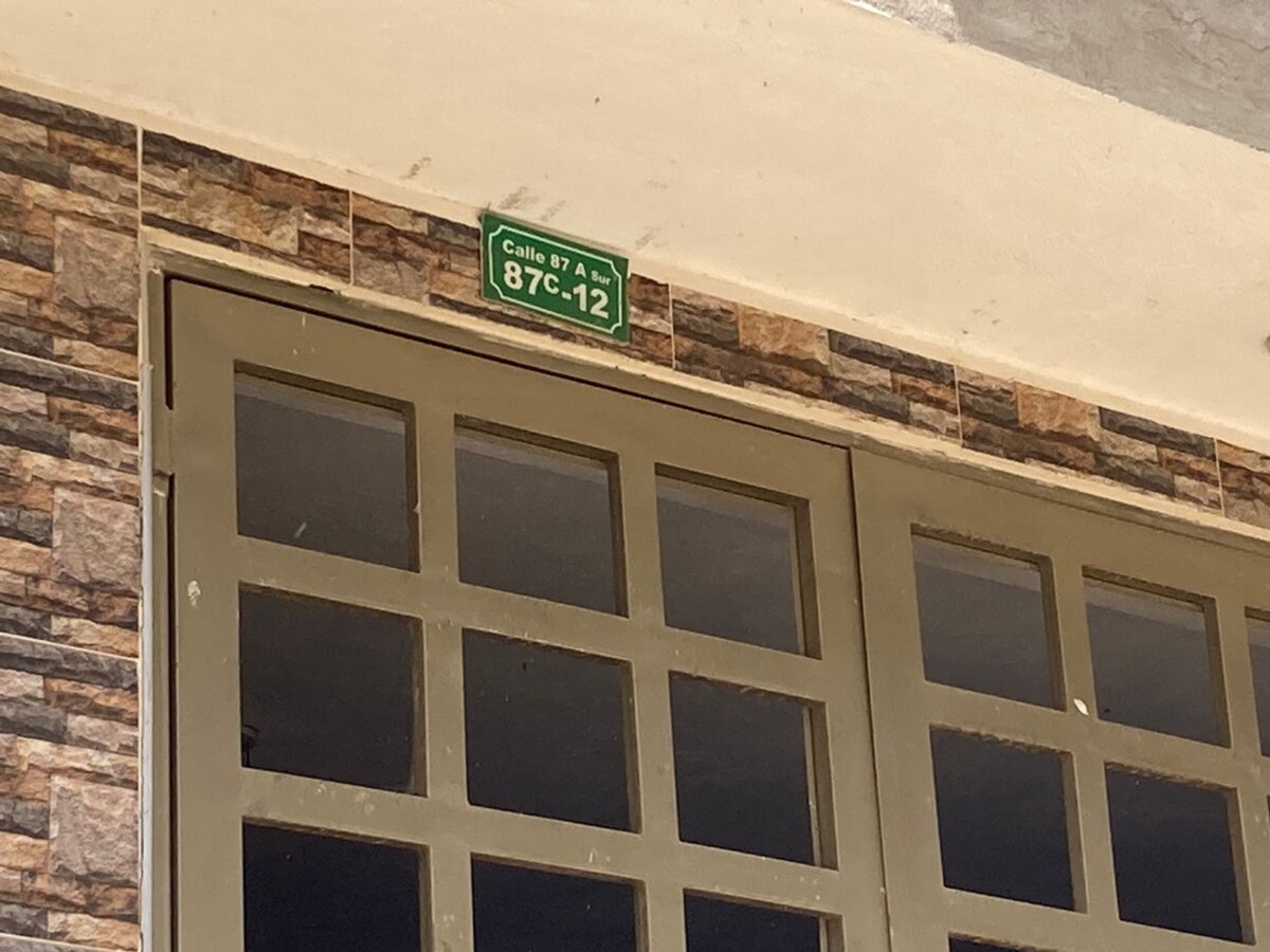 Hallaron dos cuerpos sin vida en Bosa La tranquilidad de los vecinos del barrio Villa Esmeralda, en la localidad de Bosa, se vio alterada debido a la impactante noticia del hallazgo de dos cuerpos sin vida en la vía pública alrededor de las 8 de la noche.