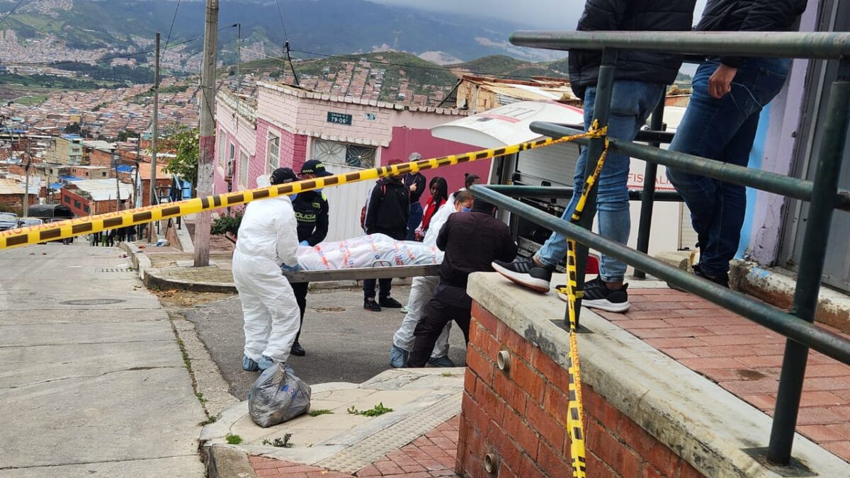 Hombre fue asesinado frente a su esposa en Ciudad Bolívar 1 Hombre fue asesinado frente a su esposa en Ciudad Bolívar Mientras una pareja de esposos se movilizaba a pie por una de las empinadas y alejadas calles del barrio Naciones Unidas, en Ciudad Bolívar, esta fue abordada por un sujeto que atacó al hombre. Su esposa, indefensa, vio cómo su amado perdía la vida a manos de un desconocido.
