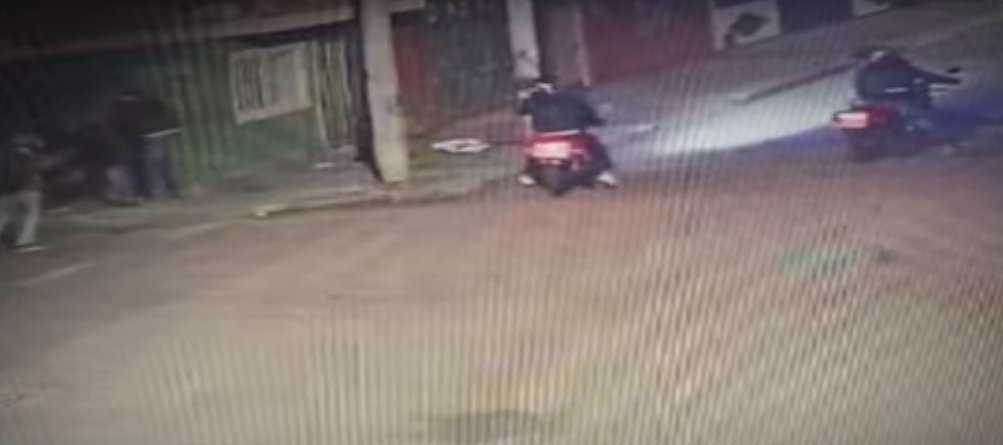 Hombre fue herido con arma de fuego en medio de un hurto en Fontibón Un joven que transitaba con su madre por el barrio El Rubí (Fontibón) fue atacado por varios delincuentes, quienes además de hurtarle sus pertenencias, le dispararon en la cara.