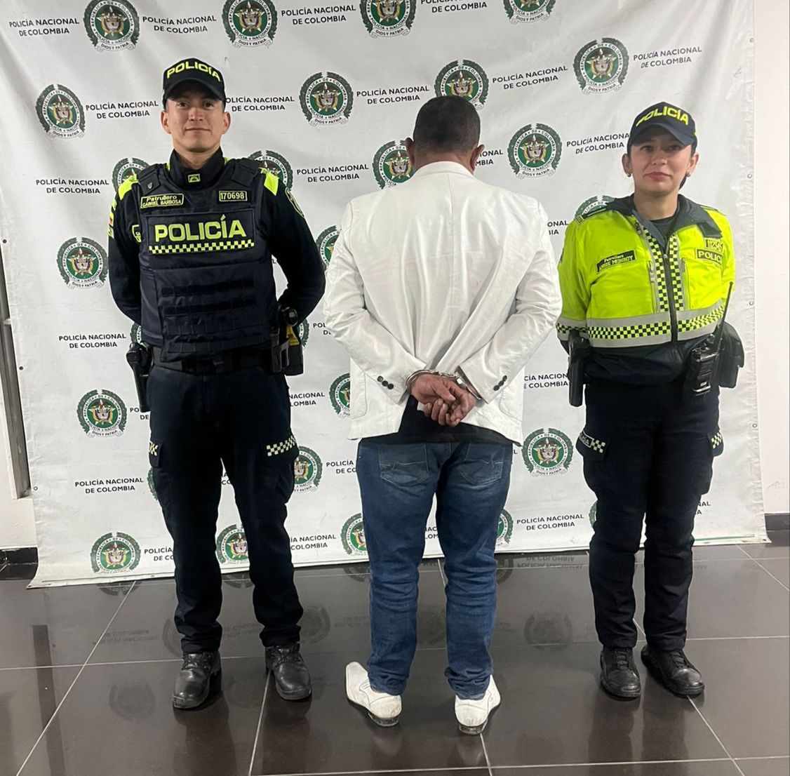 Hombre intentó asfixiar a su pareja dentro de un carro en Tunjuelito: fue capturado En un operativo realizado por agentes de la estación de Policía de Tunjuelito, un hombre fue capturado por el delito de violencia intrafamiliar tras agredir e intentar asfixiar a su pareja sentimental dentro de un automóvil.