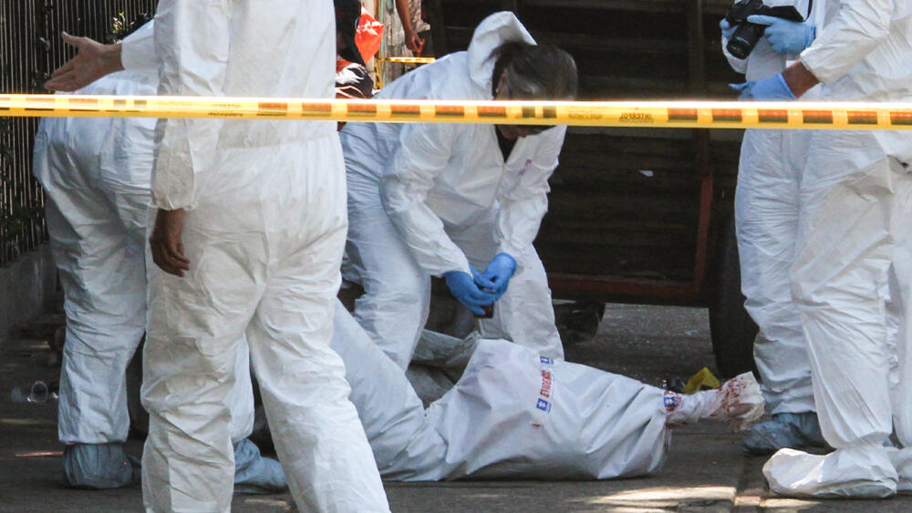 Hombre murió al caer de un techo mientras hacía unos trabajos en una bodega 1 Hombre murió al caer de un techo mientras hacía unos trabajos en una bodega Se trata de Raúl González Ocampo, de 53 años de edad quien realizaba unos trabajos en el techo de una bodega. Falleció al caer de las alturas el pasado martes, 25 de junio.