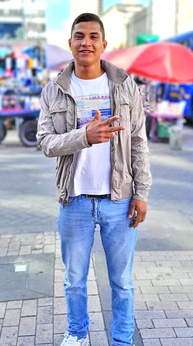 Vidal murió tras ser apuñalado por su pareja en Ciudad Bolívar 1 Vidal murió tras ser apuñalado por su pareja en Ciudad Bolívar Vidal Reinel Rodríguez Aguilar (23 años) falleció en el Hospital Meissen luego de recibir una puñalada por parte de su pareja sentimental. La victimaría fue dejada en libertad debido a que inicialmente había sido capturada por lesiones personales.