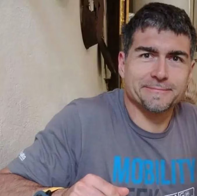 Hombre se presentó en una comisaría con el cadáver de su pareja en el maletero 1 Hombre se presentó en una comisaría con el cadáver de su pareja en el maletero El cuerpo de la mujer, madre de dos niños, quedó acurrucado dentro del maletero del vehículo.