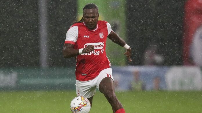 Hugo Rodallega y el mensaje para los hinchas de Santa Fe antes de la final contra Bucaramanga 2 Hugo Rodallega y el mensaje para los hinchas de Santa Fe antes de la final contra Bucaramanga El delantero ‘cardenal’, que suma 11 goles en la actual temporada del fútbol colombiano, le dejó un mensaje a los fanáticos.