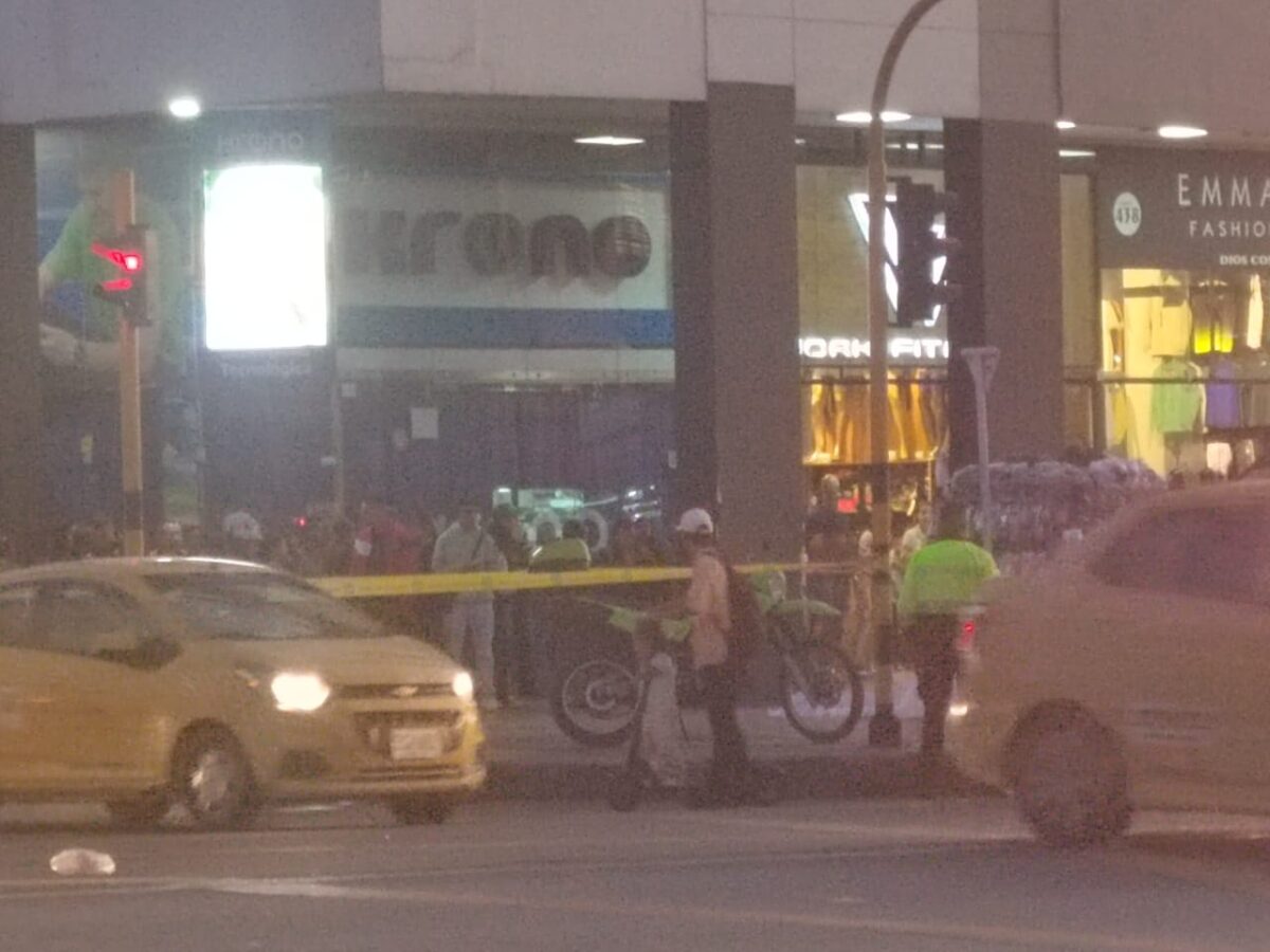 Asesinan a vendedor informal en el centro Hernando Palacios Zabala, de 42 años, se encontraba trabajando en su puesto ambulante de medias cuando fue sorprendido por el sicario que acabó con su vida. Investigan si el crimen tiene que ver con 'gota a gota'.