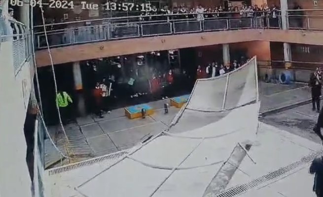 Impactante momento en el que se desploma techo de un colegio 1 Impactante momento en el que se desploma techo de un colegio En un video quedó registrado el momento en el que el techo impacta a un menor.