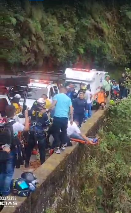 Impactante: motociclista chocó y su copiloto cayó al abismo en el Salto del Tequendama Los testigos del trágico accidente registraron cómo las autoridades rescataron a la mujer del precipicio.