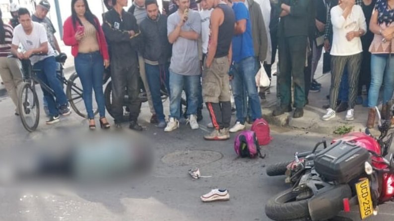 Impunidad en el crimen de Alexander. Fue atacado por un sicario en Kennedy 1 Impunidad en el crimen de Alexander. Fue atacado por un sicario en Kennedy El joven iba en moto con su novia por las calles de Kennedy hacia su casa ubicada en Madelena. Un hombre, que también iba en moto, les disparó sin razón aparente. La familia de Alexánder pide a las autoridades que avancen con las investigaciones, ya que hasta ahora, no hay pistas del sicario.