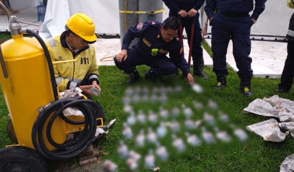 Incautan 99 botellas de aguardiente camufladas en un extintor que pretendían ingresar al parque Simón Bolívar Las autoridades incautaron 99 botellas de aguardiente que estaban escondidas en un extintor industrial y que intentaban ingresar al festival 'Vive la Salsa' que se realiza en el parque Simón Bolívar, este fin de semana.