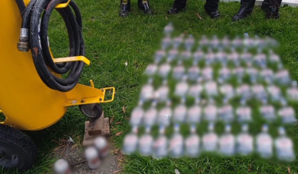 Incautan 99 botellas de aguardiente camufladas en un extintor que pretendían ingresar al parque Simón Bolívar 1 Incautan 99 botellas de aguardiente camufladas en un extintor que pretendían ingresar al parque Simón Bolívar Las autoridades incautaron 99 botellas de aguardiente que estaban escondidas en un extintor industrial y que intentaban ingresar al festival 'Vive la Salsa' que se realiza en el parque Simón Bolívar, este fin de semana.