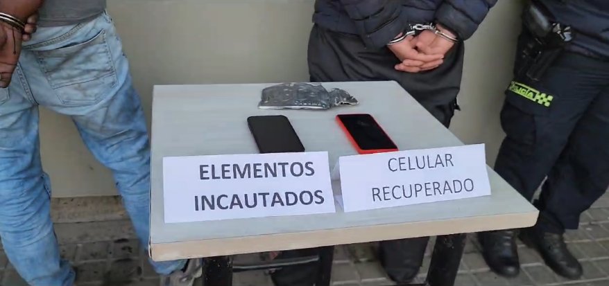 Incineraron la moto de dos delincuentes: le habían rapado el celular a un ciudadano 1 Incineraron la moto de dos delincuentes: le habían rapado el celular a un ciudadano Policía capturó en flagrancia a dos delincuentes que hurtaron un celular en el norte de Bogotá. La ciudadanía en un acto de rechazo, incendió la moto en la que pretendían escapar los sujetos.