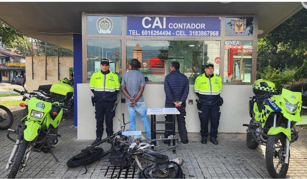 Incineraron la moto de dos delincuentes: le habían rapado el celular a un ciudadano Policía capturó en flagrancia a dos delincuentes que hurtaron un celular en el norte de Bogotá. La ciudadanía en un acto de rechazo, incendió la moto en la que pretendían escapar los sujetos.