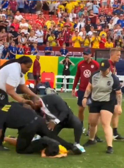 Indignante: niño que ingresó a la cancha en Colombia Vs. Estados Unidos fue golpeado 1 Indignante: niño que ingresó a la cancha en Colombia Vs. Estados Unidos fue golpeado El menor, hincha de la 'tricolor', tenía la intención de tomarse unas fotos con los jugadores, pero fue tacleado por las autoridades estadounidenses. El hecho quedó registrado en video.