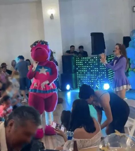 Invitó a desconocidos a la fiesta de su hija, se quedó con los regalos y los echó La fiesta infantil se convirtió en la burla de muchos luego de que se conociera que la madre de la menor echó a la gente que invitó a través de Facebook. También hubo decepción, puesto que le habían llevado regalos a su hija y ni siquiera agradeció.