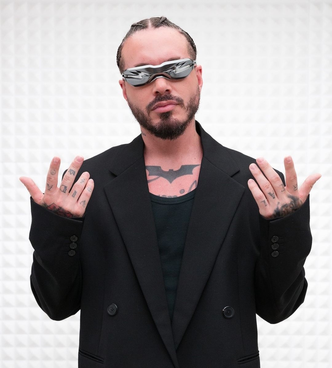 J Balvin no fue reconocido en el metro de Londres: Hasta bailó El cantante se presentó en 'The O2 Arena' de Londres y a su estilo llegó en metro sin ser reconocido.
