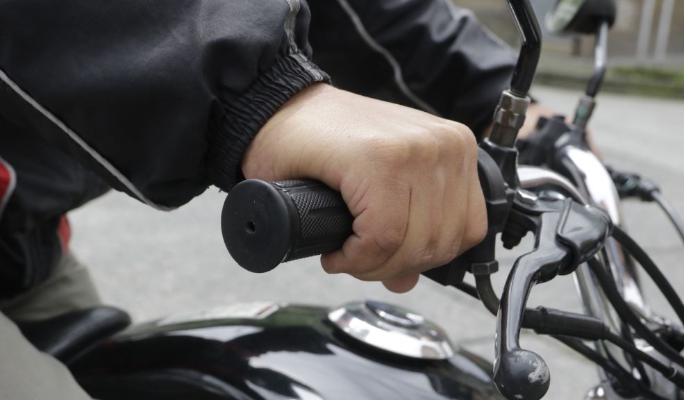 Freyle fue asesinado y su familia se llevó el cadáver en una moto Freyle Rodríguez se encontraba en la terraza de una vivienda departiendo en compañía de un grupo de amigos cuando fue impactado con un arma de fuego.