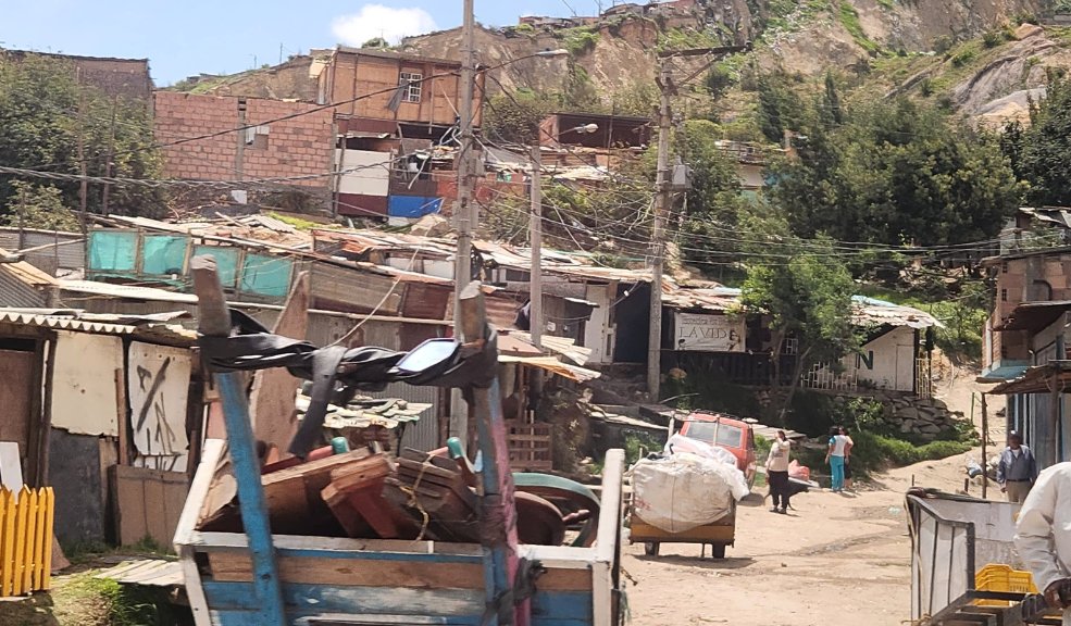 Joven fue baleado en zona boscosa de Soacha 2 Joven fue baleado en zona boscosa de Soacha La soleada mañana del sábado, en el sector del Barreno del barrio Villa Esperanza de Soacha (Cundinamarca), se vio opacada por el misterioso hallazgo del cuerpo sin vida de un joven en una de las zonas boscosas de esta alejada zona de invasión.