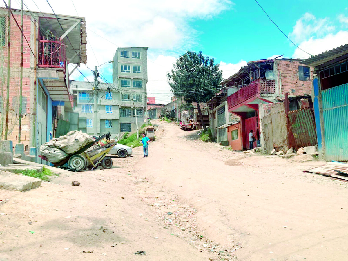 Joven fue baleado en zona boscosa de Soacha 1 Joven fue baleado en zona boscosa de Soacha La soleada mañana del sábado, en el sector del Barreno del barrio Villa Esperanza de Soacha (Cundinamarca), se vio opacada por el misterioso hallazgo del cuerpo sin vida de un joven en una de las zonas boscosas de esta alejada zona de invasión.
