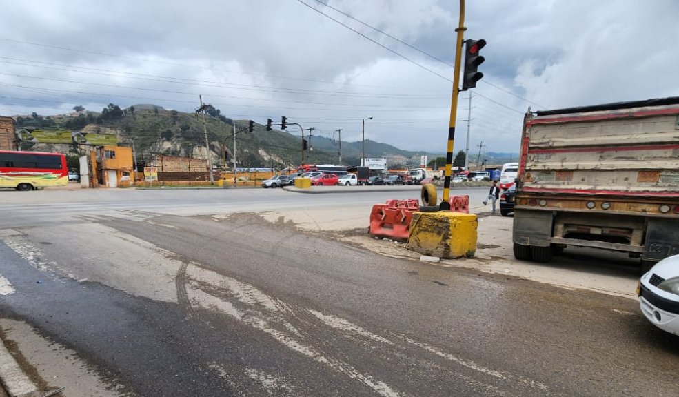 Juan fue baleado en el barrio Ducales Mucho antes de que el sol se asomara en el vecino municipio de Soacha, un joven fue asesinado con arma de fuego. La víctima fue lesionada en la cabeza en vía pública del barrio Ducales.