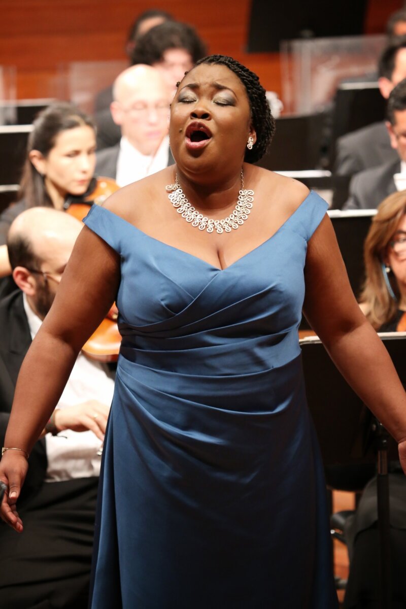 La soprano Betty Garcés y la Filarmónica de Bogotá darán concierto gratuito este sábado La renombrada soprano colombiana Betty Garcés Bedoya, aclamada por su dominio de un amplio repertorio que abarca desde la música universal y de cámara hasta la ópera, será la invitada especial en los próximos conciertos de la Filarmónica de Bogotá.