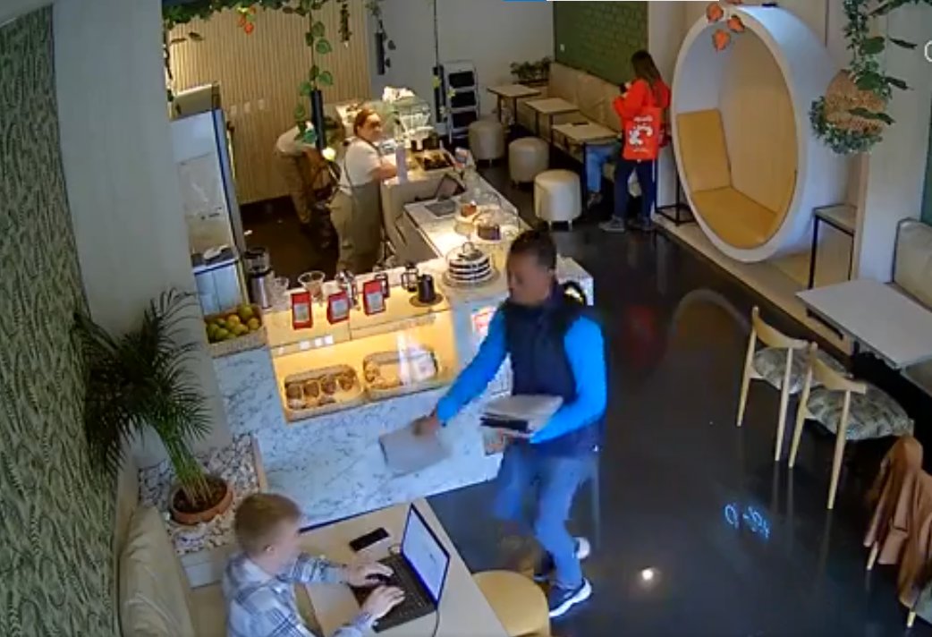 Ladrón se hizo pasar por vendedor de bolsas para robar un celular en Chapinero En un video de las cámaras de seguridad de una cafetería de la localidad de Chapinero, quedó registrado el momento en el que un hombre que aparentemente vendía bolsas entra para robar un celular.