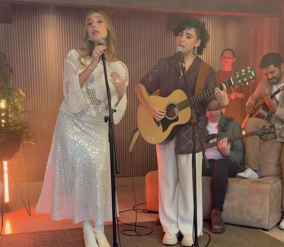 Laura Maré y Laura Pérez se unen para cantarle a la vulnerabilidad y el amor 1 Laura Maré y Laura Pérez se unen para cantarle a la vulnerabilidad y el amor Laura Maré junto a su amiga Laura Peréz creó 'Laura (Mi Suerte)', un nuevo lanzamiento que se convierte en un mensaje de esperanza y una red de apoyo para aquellos que necesitan creer nuevamente en el amor puro y sincero.