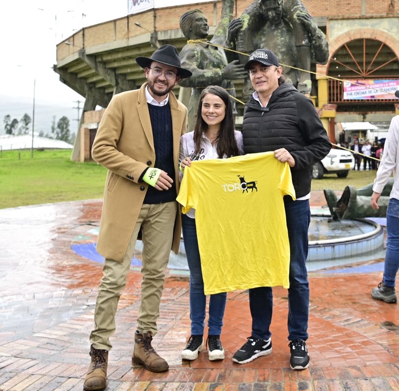 "Los calificativos se quedan cortos": César Rincón tras saber que tumbaron su estatua en Duitama Luego de la polémica que desataron miembros del Pacto Histórico por tumbar la estatua del torero colombiano, se conocieron voces que estaban a favor y en contra. Hoy se conocieron las declaraciones del mismo César Rincón que calificó el acto de "tristes y lamentables".