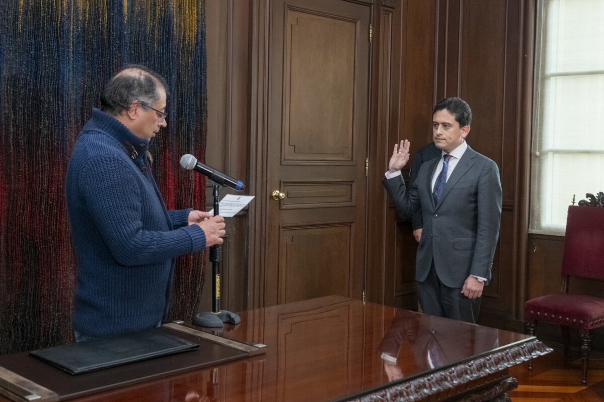 Los grandes retos que tendrá 'Mr.Taxes' como nuevo ministro de Comercio 1 Los grandes retos que tendrá 'Mr.Taxes' como nuevo ministro de Comercio Al posesionar a Luis Carlos Reyes como nuevo ministro de Comercio, Industria y Turismo, en reemplazo de German Umaña, el presidente Petro mencionó los retos que Reyes, que se hizo muy conocido a través de redes sociales como 'Mr. Taxes', tendrá al liderar el comercio exterior del país.